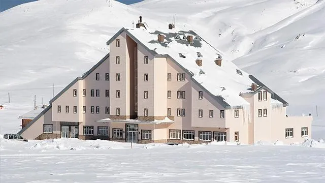 Сезон лыж почти начался: популярный турецкий курорт Эрджиес покрылся снегом