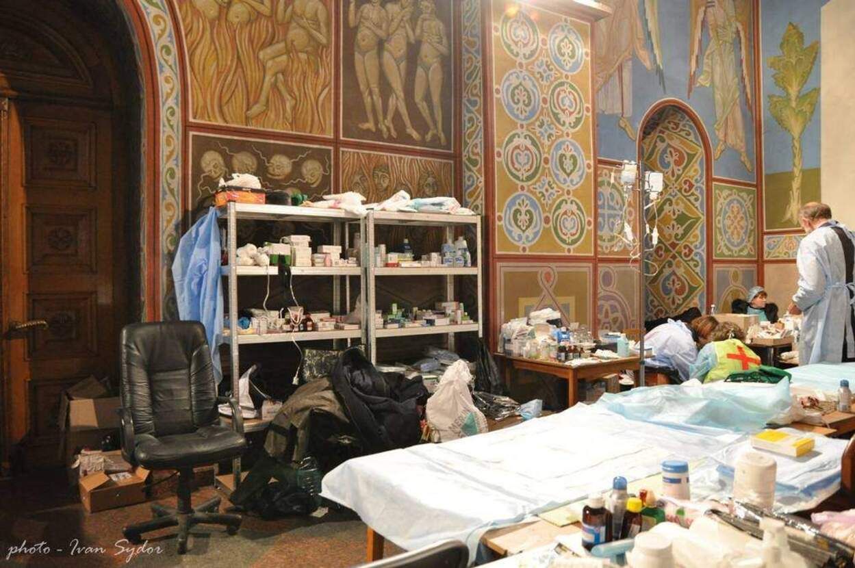 Це було найбезпечніше місце, – священник розповів, як у храмі оперували поранених на Майдані - Україна новини - 24 Канал Це було найбезпечніше місце, – священник розповів, як у храмі оперували поранених на Майдані - Україна новини - 24 Канал