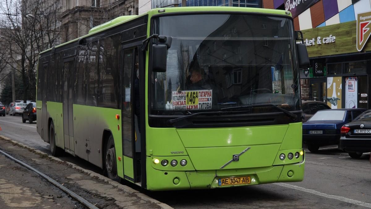 У Дніпрі маршрутка на смерть збила жінку: моторошне відео зіткнення 18+ - Дніпро У Дніпрі маршрутка на смерть збила жінку: моторошне відео зіткнення 18+ - Дніпро