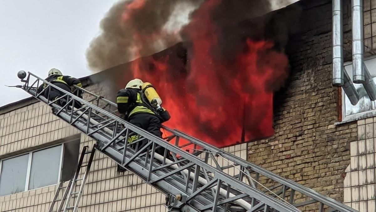 У центрі Києва масштабно палали склади з косметикою - Київ У центрі Києва масштабно палали склади з косметикою - Київ