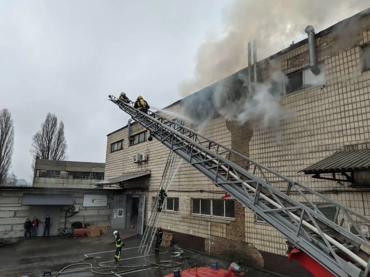 пожежа на складі з косметикою у Києві