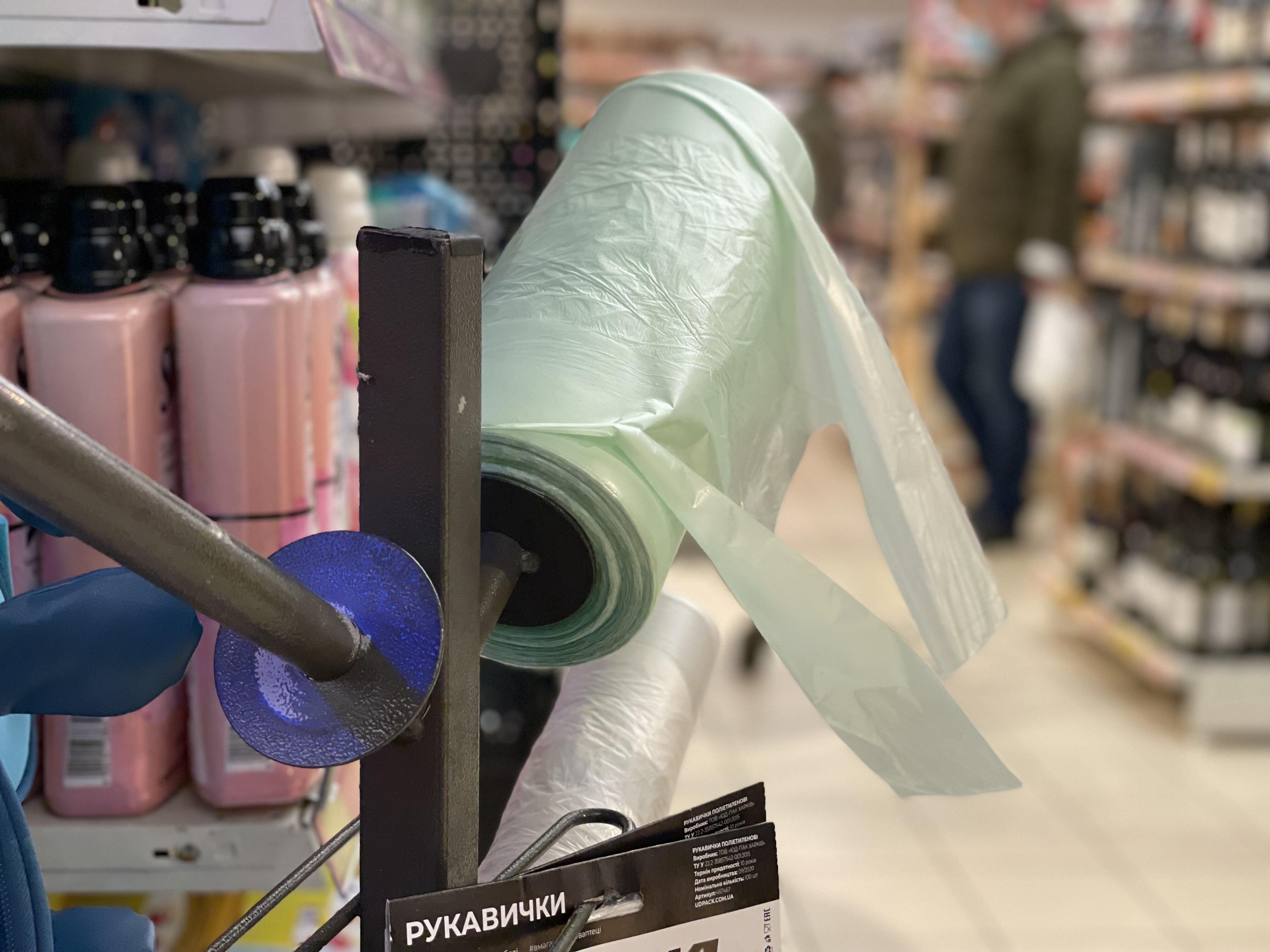 Запрет пластика в Украине: сколько стоят одноразовые пакеты в супермаркетах Киева