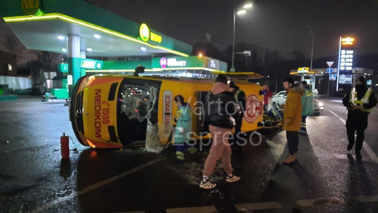 На Подолі автівка врізалася у швидку допомогу і перекинула її: кадри моторошної ДТП - Київ