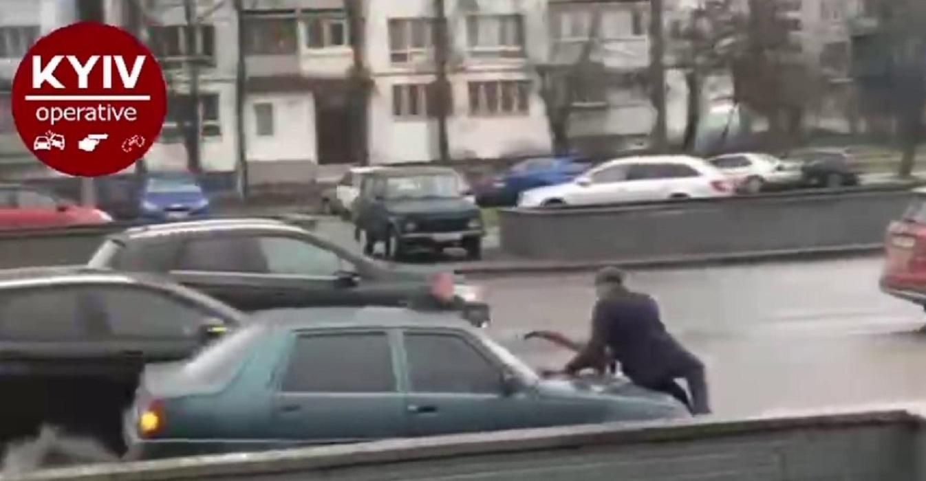 На Братиславській водій автобуса вистрибнув на капот авто, щоб спіймати порушника - Київ