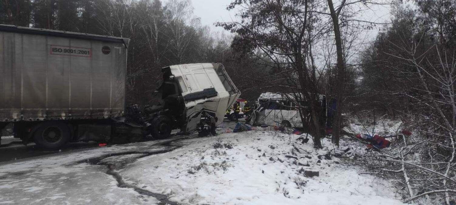 Маршрутка, яка потрапила у моторошну ДТП на Чернігівщині, була переобладнана із вантажного буса - Новини Чернігова - 24 Канал