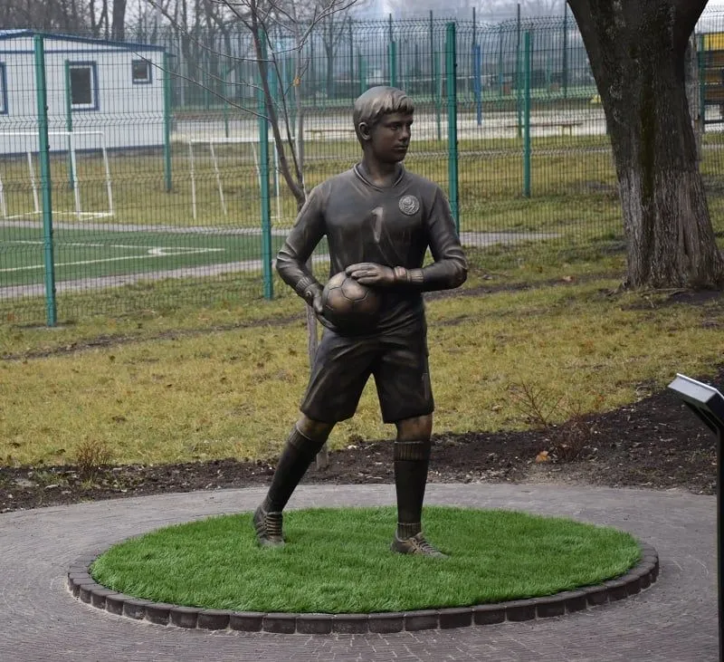 Скульптор зобразив загиблого із м'ячем в руках Скульптор зобразив загиблого із м'ячем в руках