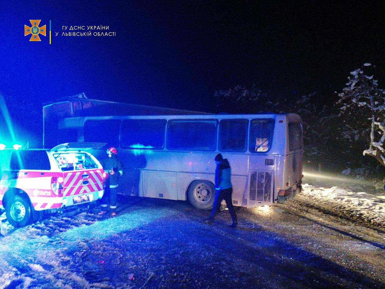 На Львовщине автобус с пассажирами врезался в фуру: много пострадавших