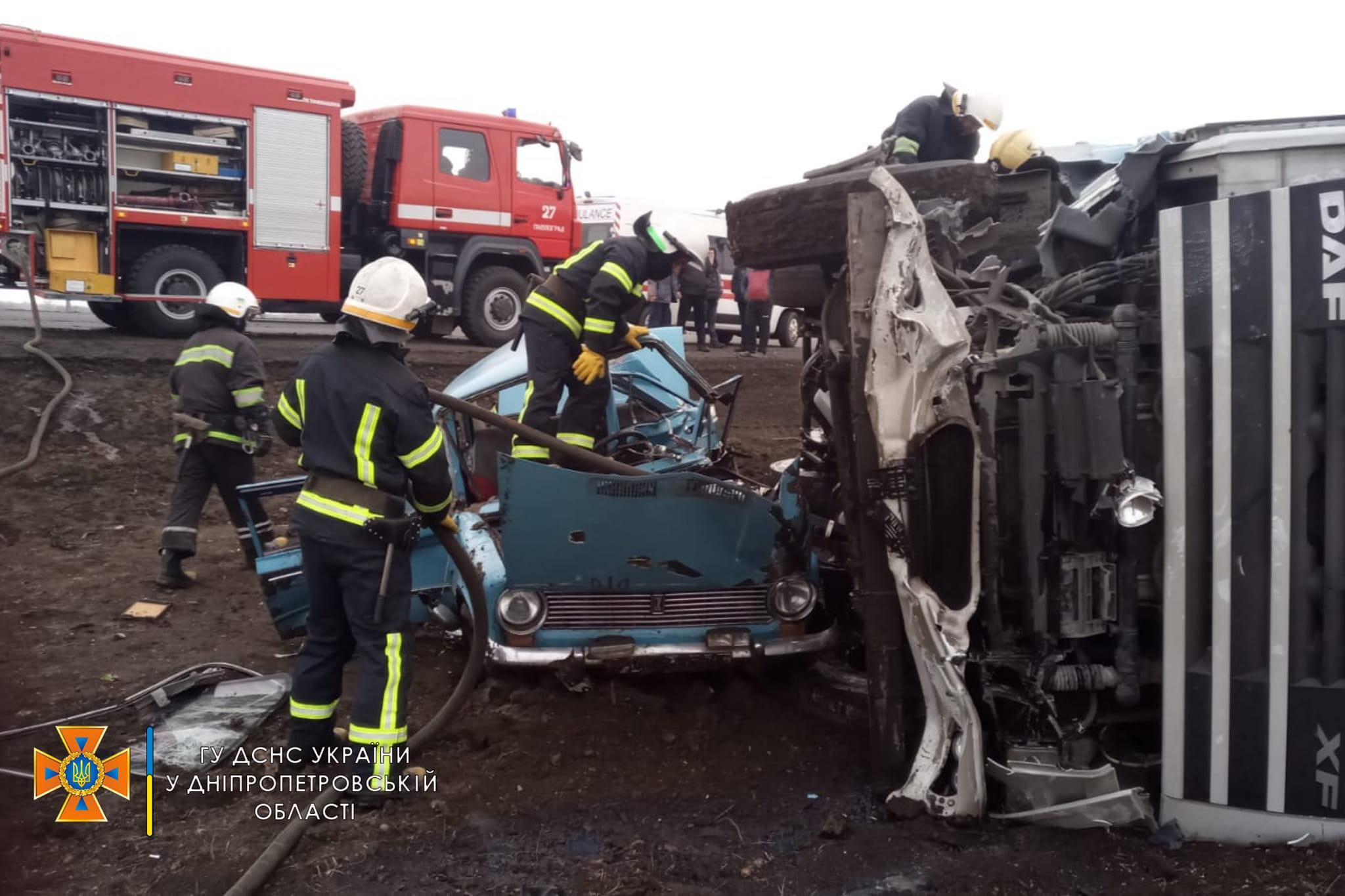 Вантажівка розчавила легкових: у ДТП на Дніпропетровщині загинули люди - Дніпро