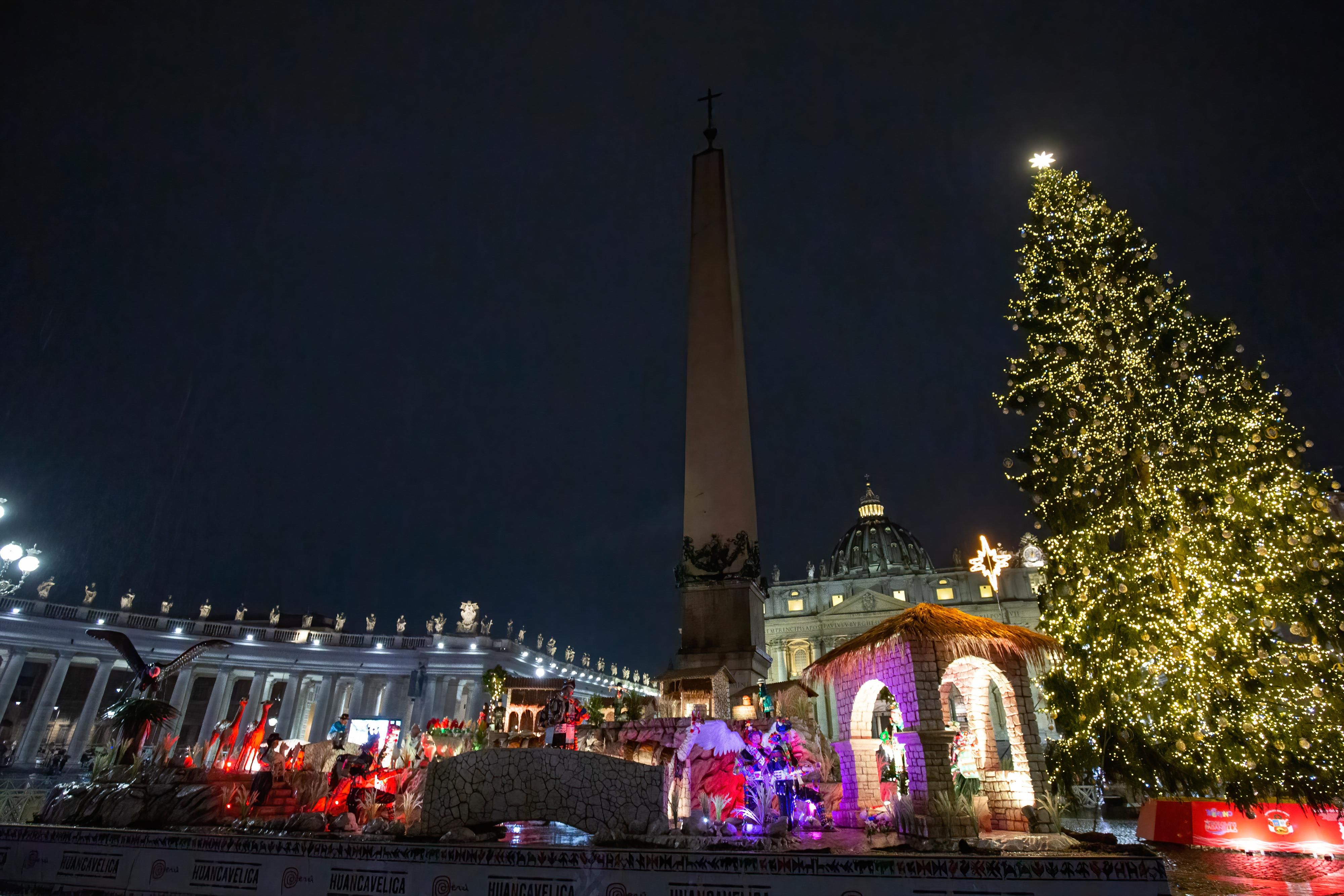 У Ватикані на площі Святого Петра засяяла різдвяна ялинка: казкові фото - 24 Канал