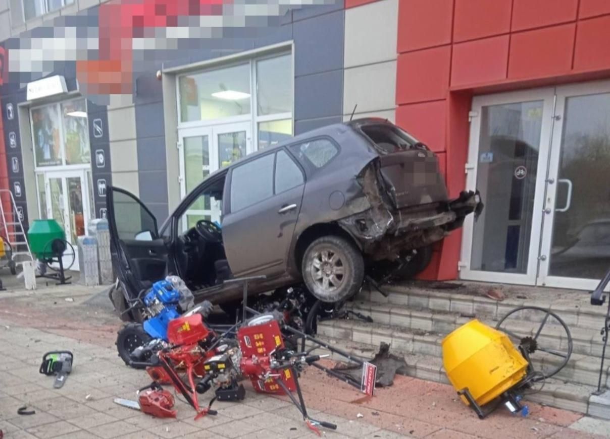 В Харьковской области пьяный водитель влетел в 2 машины и магазин: фото с места происшествия