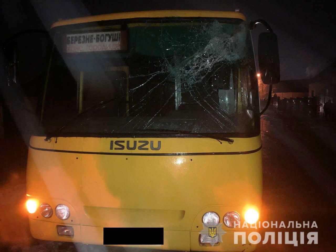 На Рівненщині з вантажівки скотились колоди та влучила у маршрутку - Новини Рівного - 24 Канал На Рівненщині з вантажівки скотились колоди та влучила у маршрутку - Новини Рівного - 24 Канал