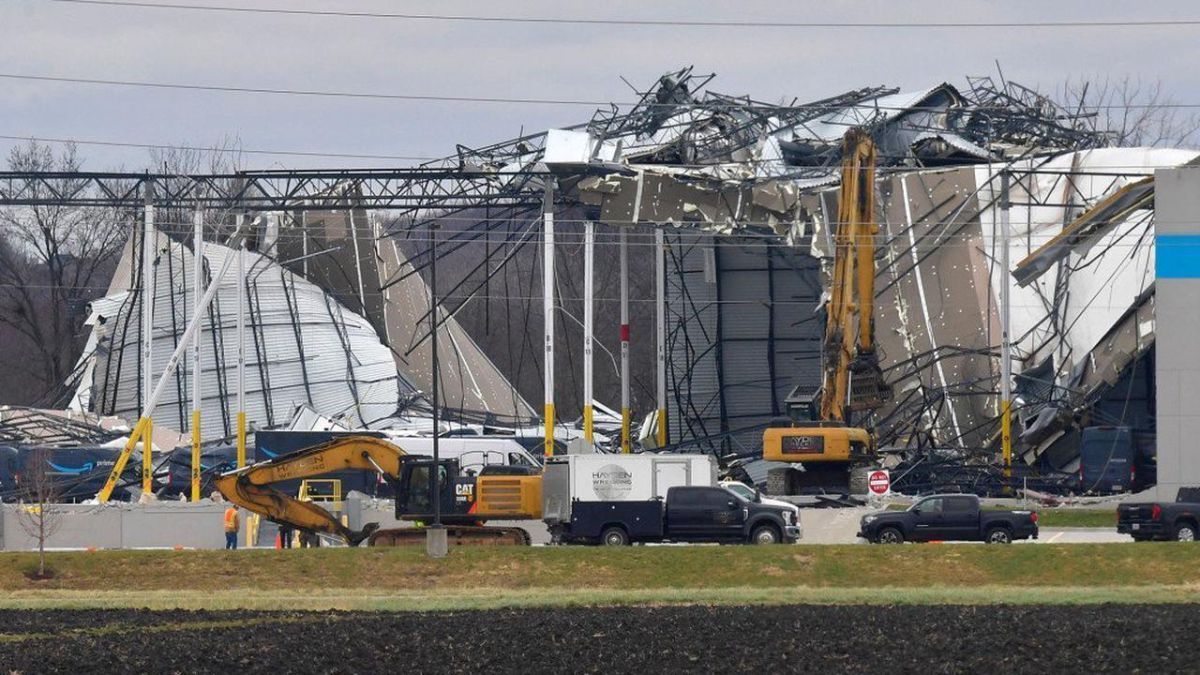 Торнадо разрушил склад Amazon в США: 6 жертв Торнадо разрушил склад Amazon в США: 6 жертв