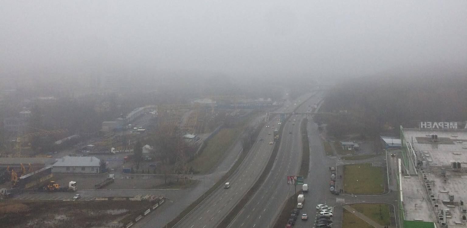 Водіям слід бути обачними: Київ огорнув густий туман - Київ