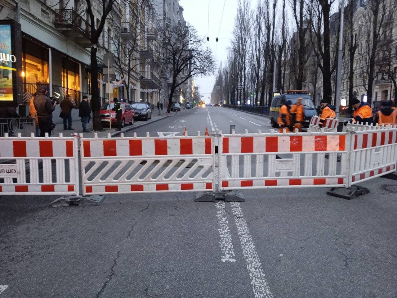 У центрі Києва просто під час руху авто почав просідати асфальт та утворилося провалля - Новини Києва - Київ
