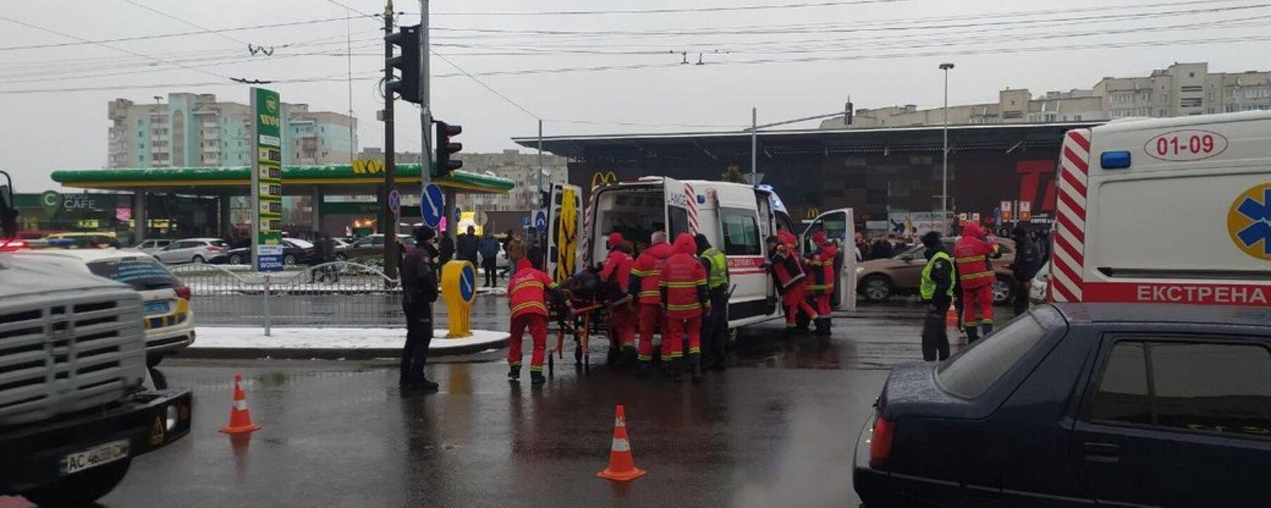 Погоня закончилась ДТП: в Луцке машина наехала на людей на переходе Погоня закончилась ДТП: в Луцке машина наехала на людей на переходе