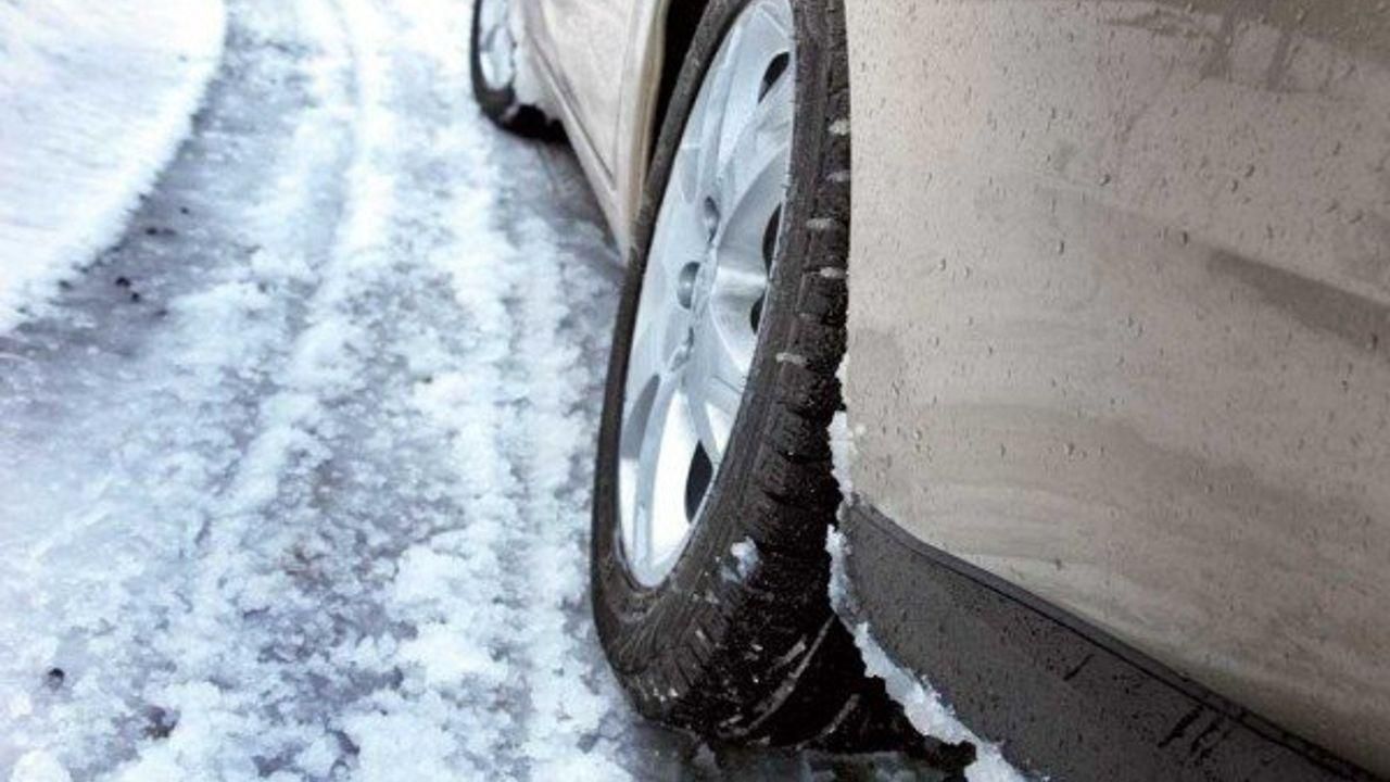 На Прикарпатье из-за сильного снегопада ограничили движение на дорогах области
