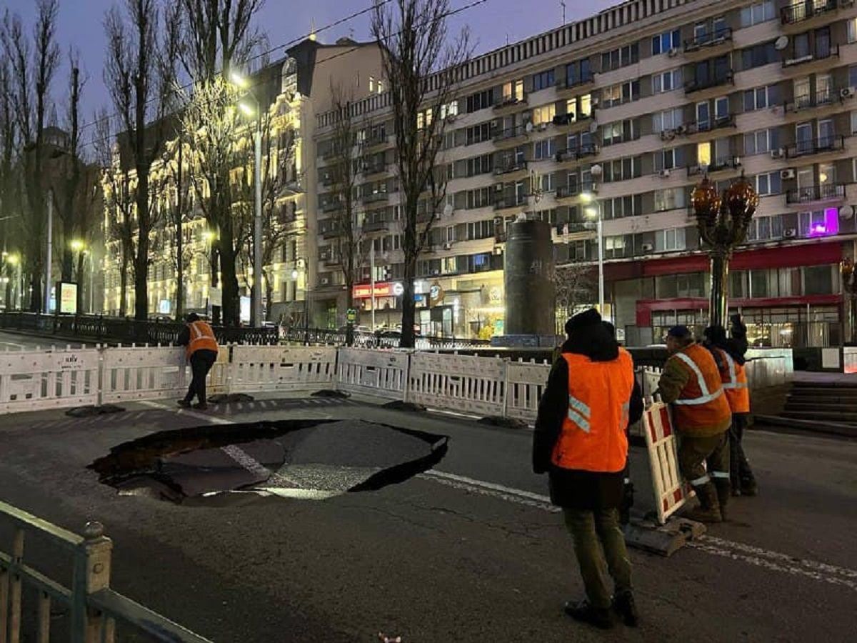 На бульварі Шевченка відновили рух після колапсу через провалля - Новини Київ - Київ