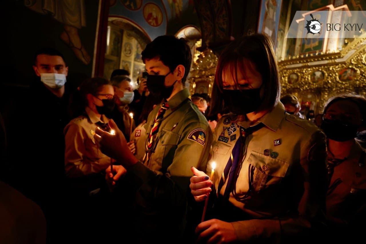 В Киев прибыл Вифлеемский Огонь Мира: яркие фото из Михайловского собора
