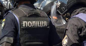 Забрызгали глаза баллончиком: детали драки с полицейскими в Харькове