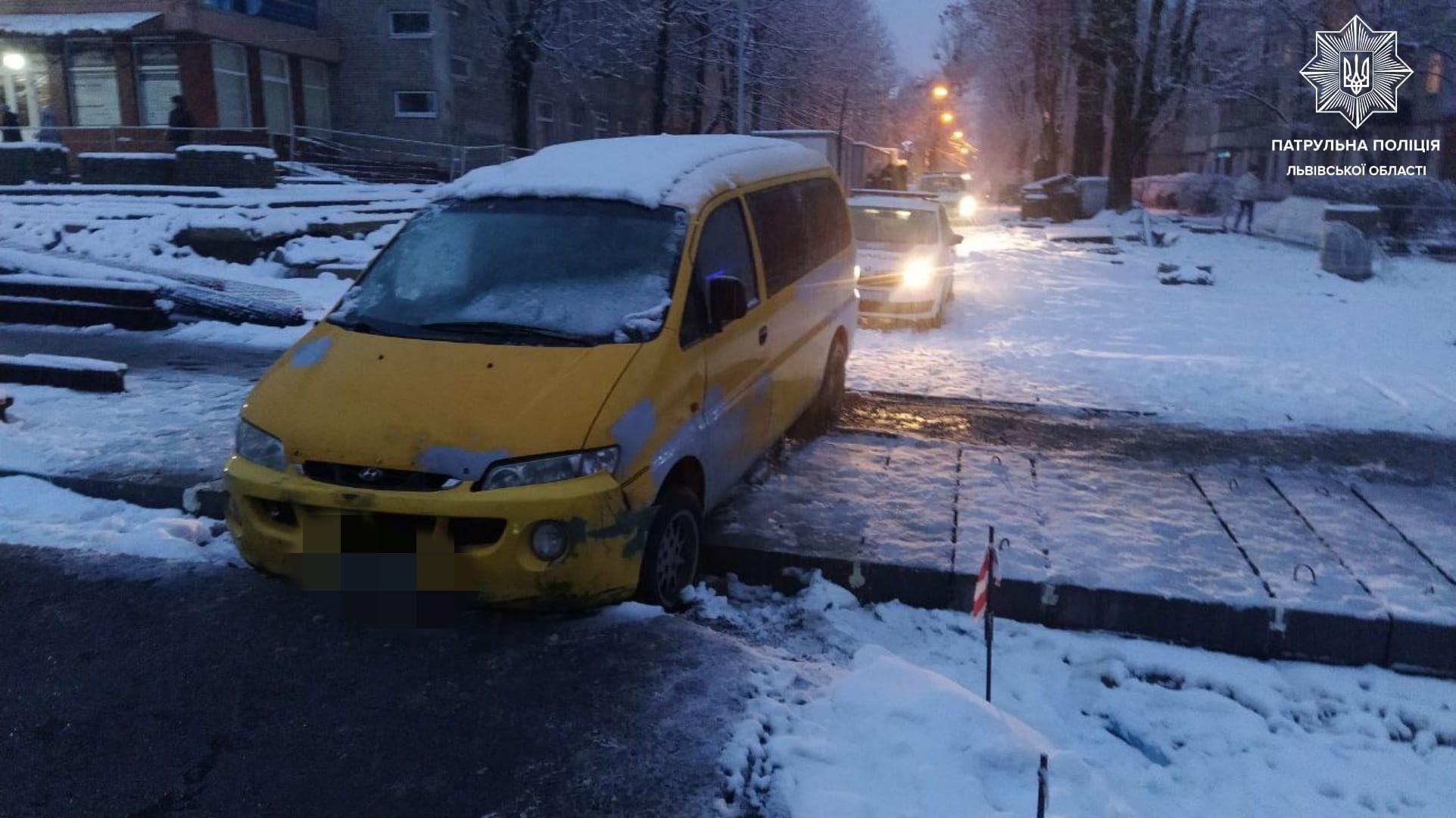 Вчинив ДТП і застряг на дорозі: у Львові п'яному водієві не вдалося втекти від поліції - Новини Львів - Львів