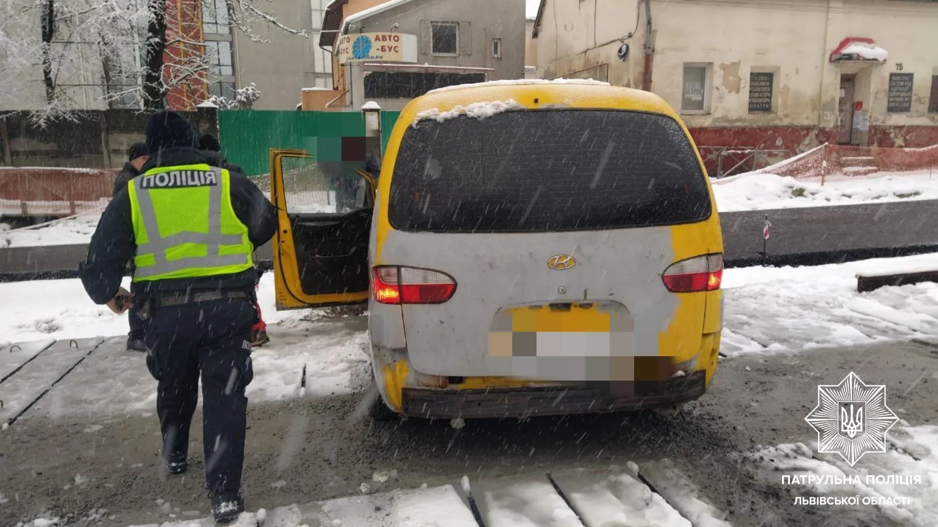 Вчинив ДТП і застряг на коліях: у Львові п'яному водієві не вдалося втекти від поліції