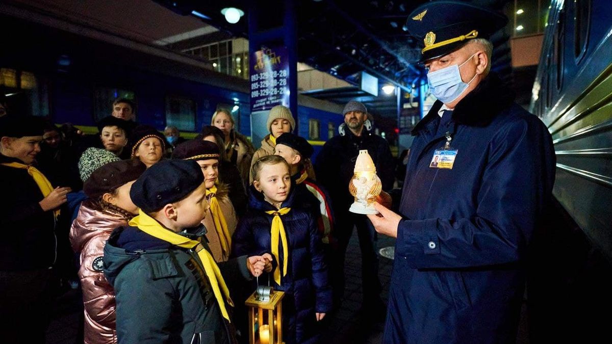 Укрзализныця доставит Вифлеемский огонь во все области Украины: атмосферные фото
