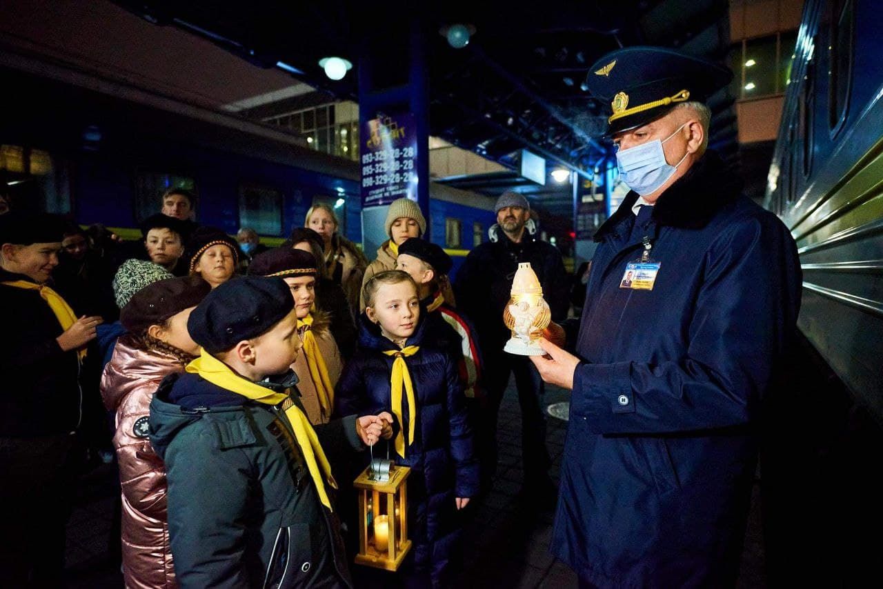 Укрзализныця доставит Вифлеемский огонь во все области Украины: атмосферные фото