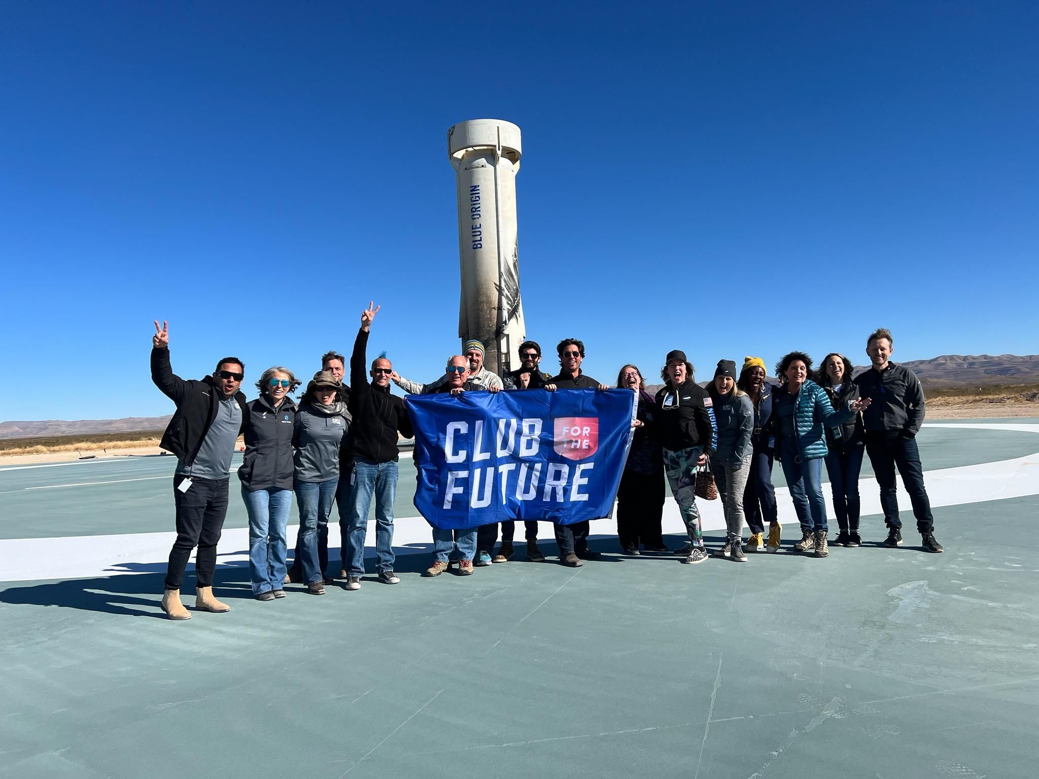 Последние в 2021 году: Blue Origin отправила в космос сразу шесть космических туристов