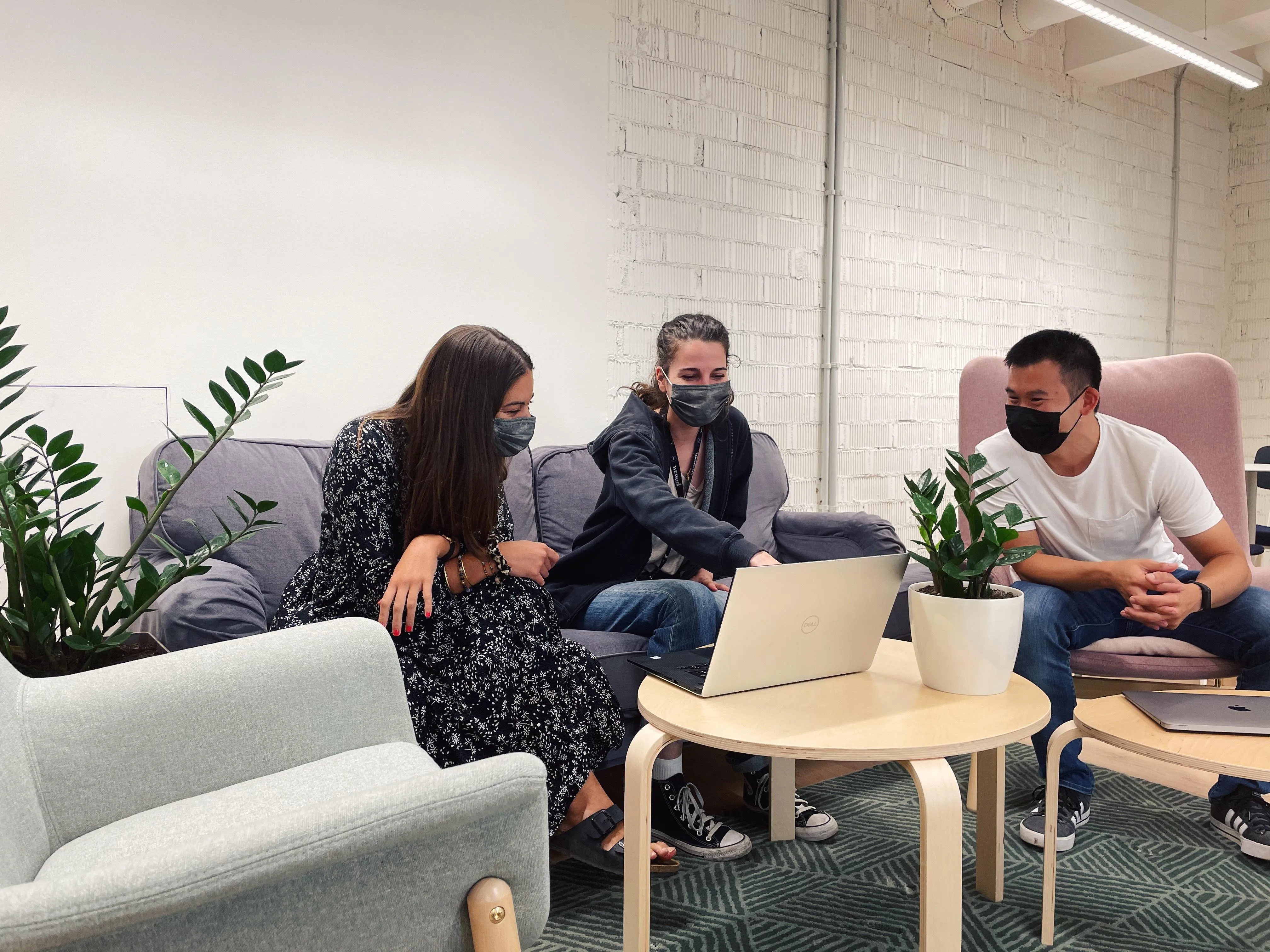 Працівники зазавичай спілкуються між собою англіською мовою Працівники зазавичай спілкуються між собою англіською мовою