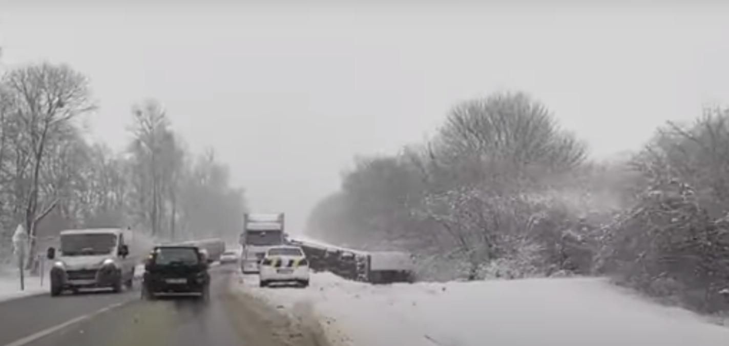 На трассе Львов – Тернополь произошло масштабное ДТП с участием грузовиков