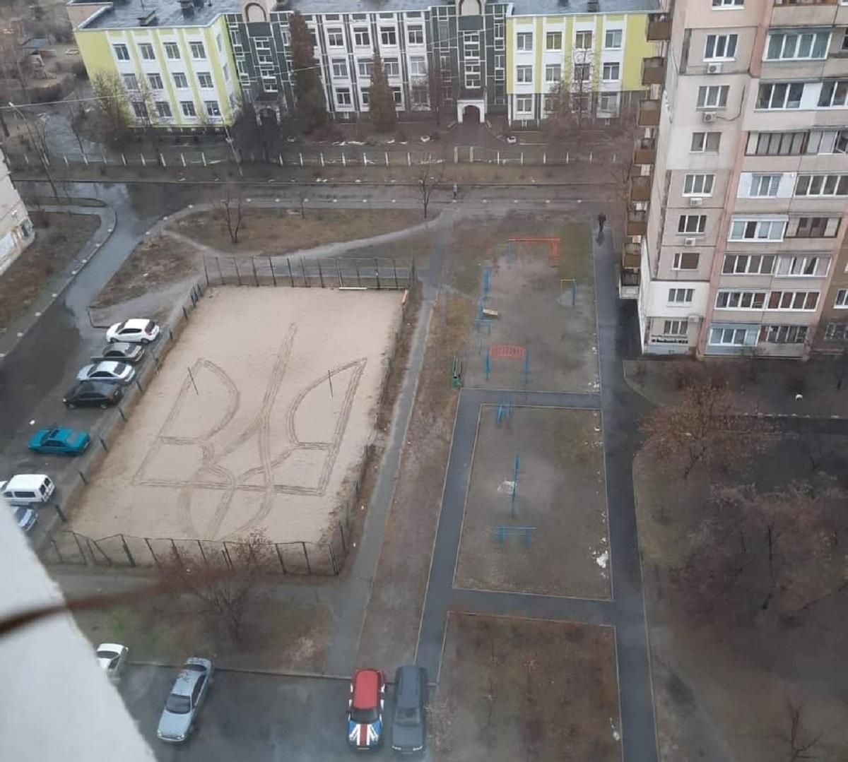 Жителі Троєщини облаштували патріотичний спортмайданчик із головним символом України - Новини Києва сьогодні - Київ Жителі Троєщини облаштували патріотичний спортмайданчик із головним символом України - Новини Києва сьогодні - Київ