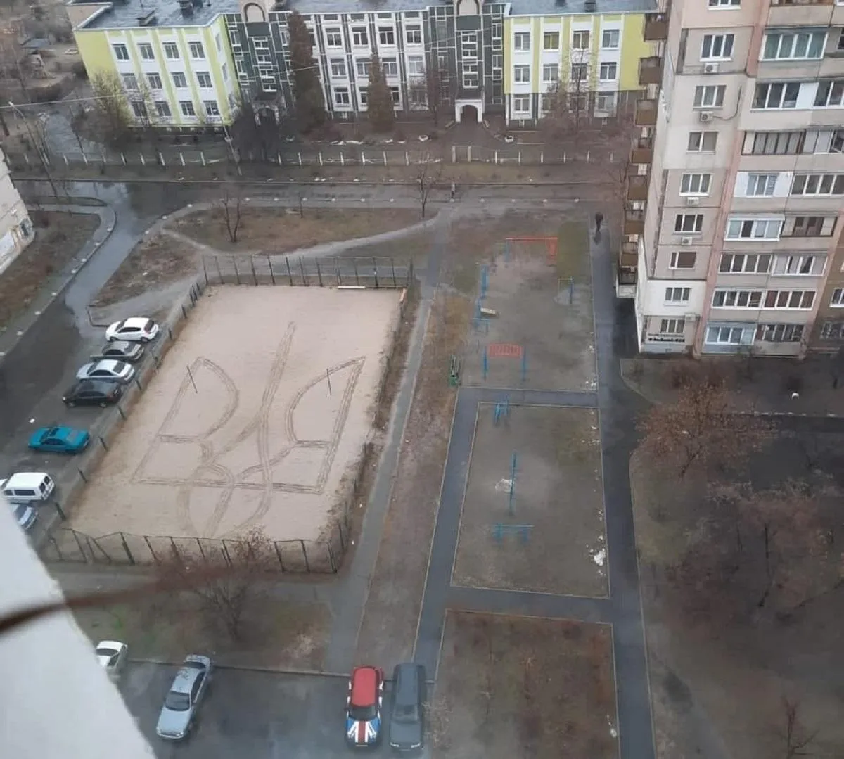 Троєщина, спортивний майданчик, герб Троєщина, спортивний майданчик, герб