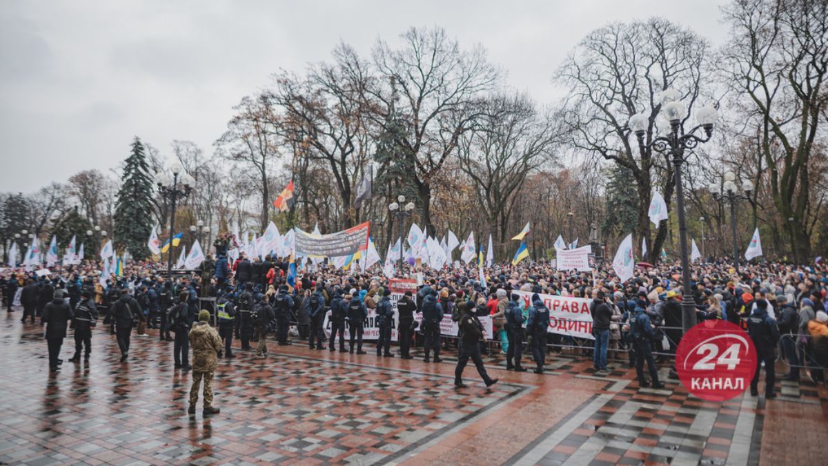 Блокировали кассы: в Полтаве противники карантина устроили протест в магазине Блокировали кассы: в Полтаве противники карантина устроили протест в магазине