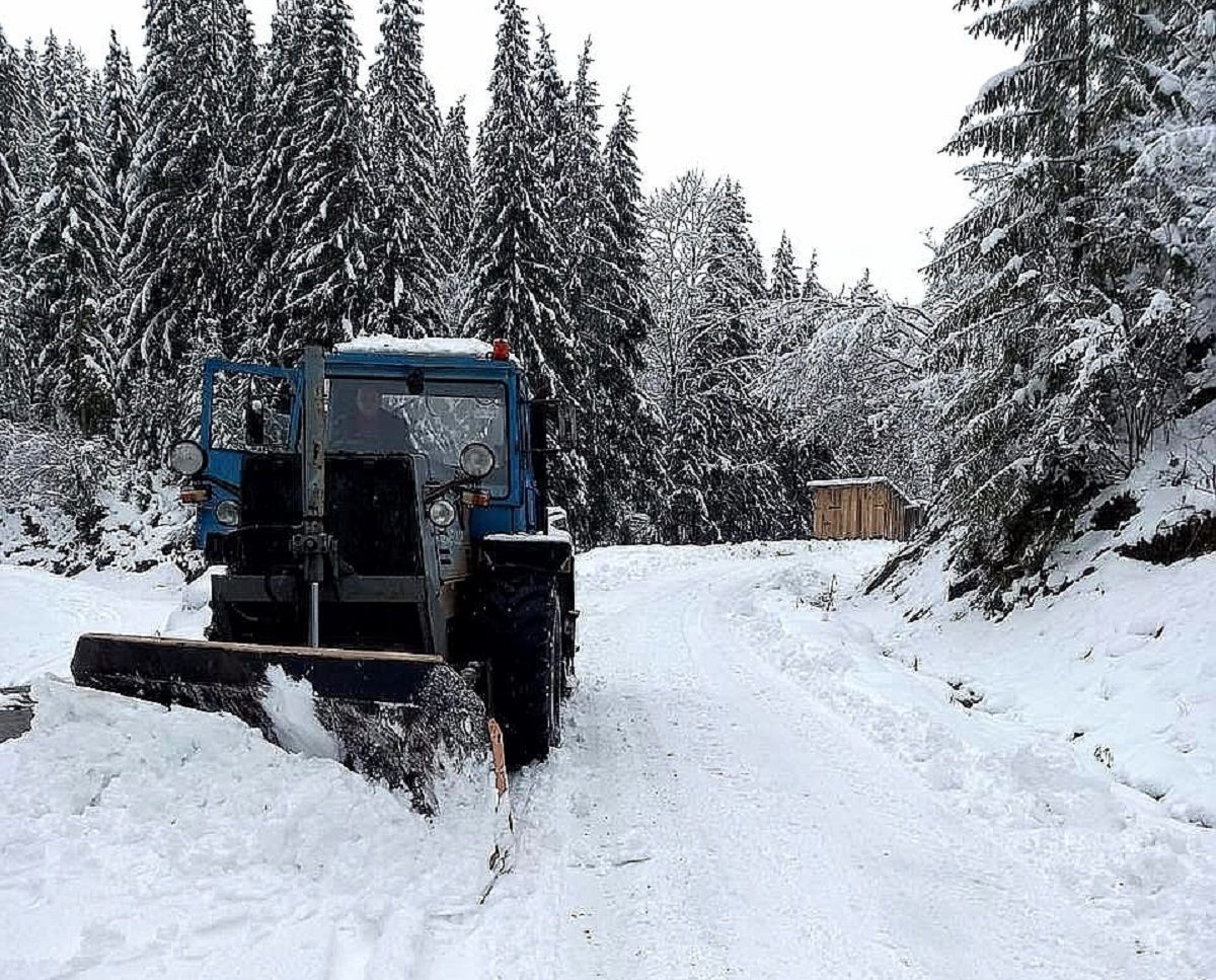 На Прикарпатье произошел оползень, который заблокировал трассу На Прикарпатье произошел оползень, который заблокировал трассу