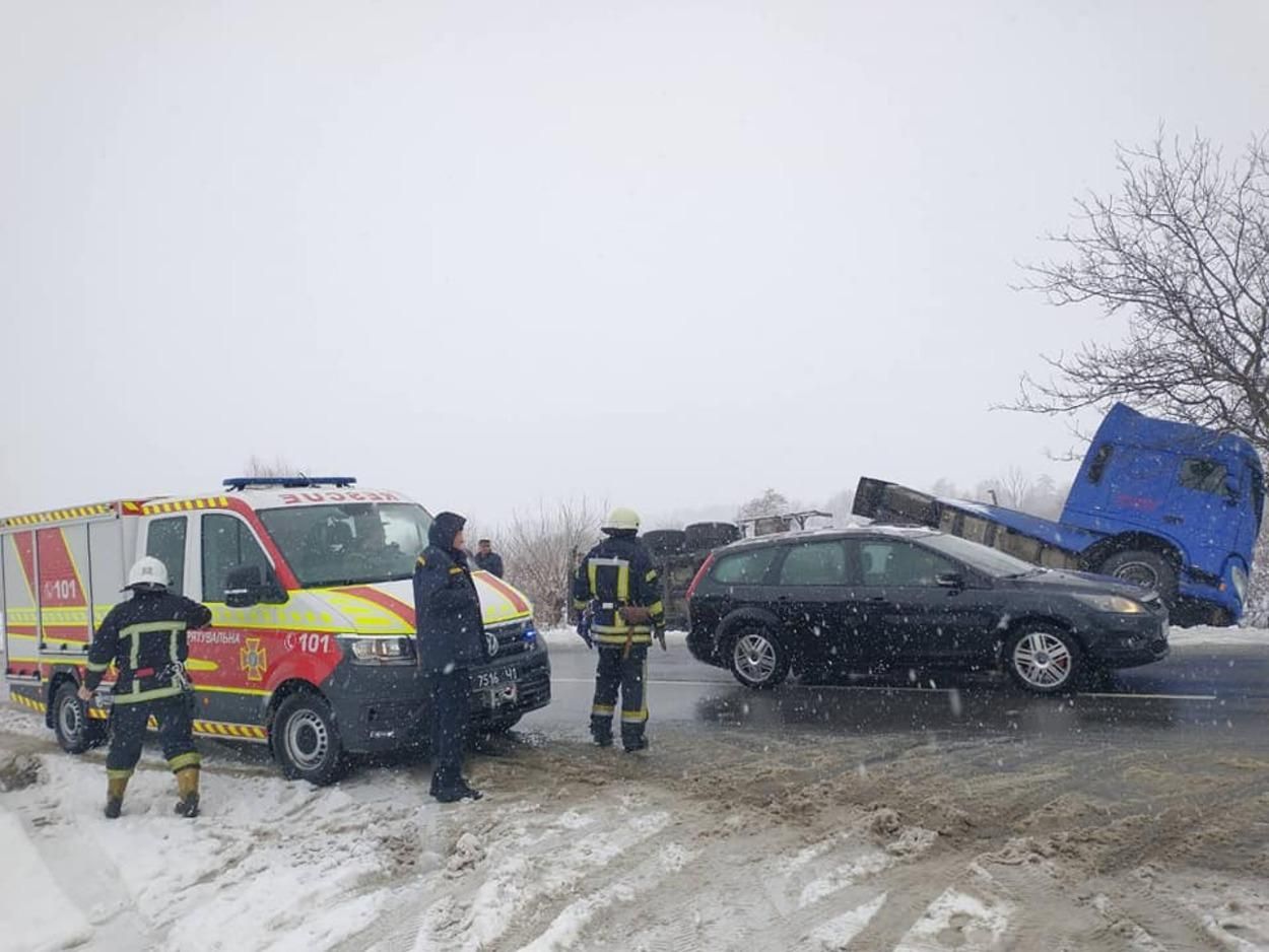 На Львівщині перекинулась фура з гліцерином: водій потрапив у лікарню - Новини Львова сьогодні - Львів