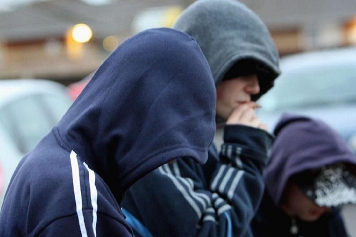 Жители Борщаговки пожаловались на дерзкую банду подростков-грабителей: в полиции отреагировали