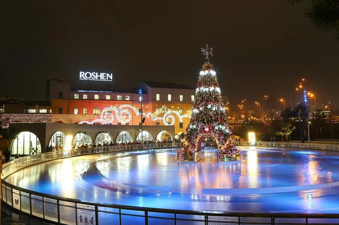 Посеред ковзанки стоїть новорічна ялинка Посеред ковзанки стоїть новорічна ялинка