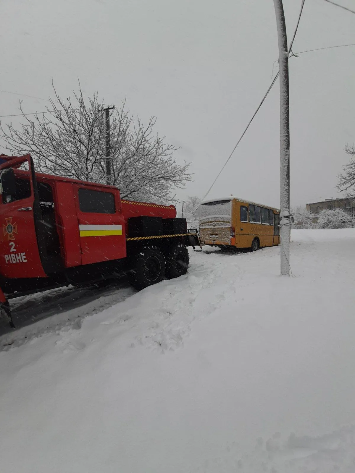 Шкільний автобус застряг у снігу