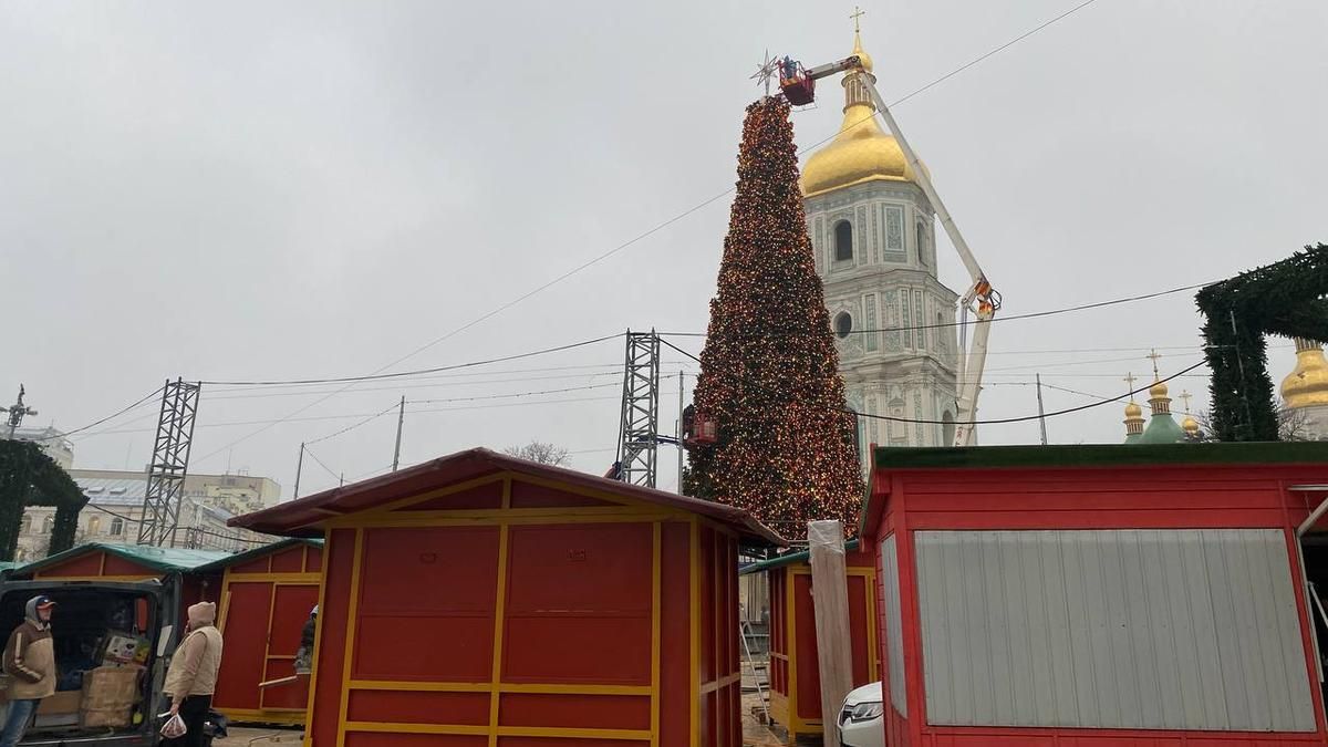 В Киеве на главную елку страны установили рождественскую звезду