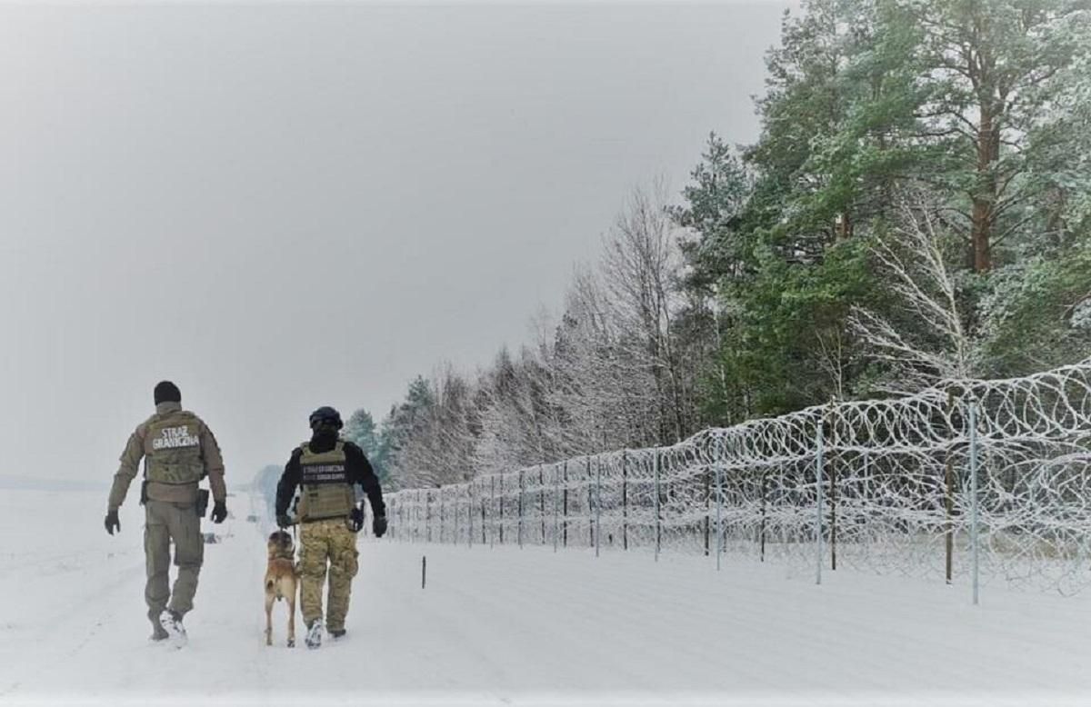 Білоруські силовики видають мігрантам каміння для нападу на польських прикордонників - 24 Канал