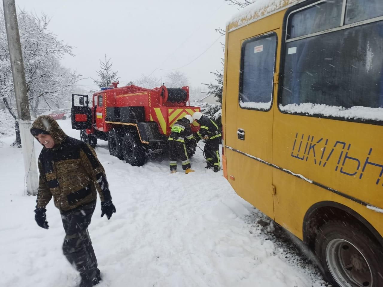 Ровенщину засыпает снегом: дороги сковали пробки, а школьный автобус застрял в ловушке