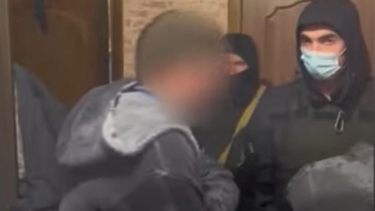 Під Києвом спецназ затримав чоловіка, який кидався на перехожих і сусідів та напав на поліцію - Київ Під Києвом спецназ затримав чоловіка, який кидався на перехожих і сусідів та напав на поліцію - Київ