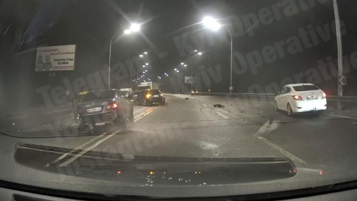 На Окружной дороге в Киеве произошла масштабная авария с участием 5 машин