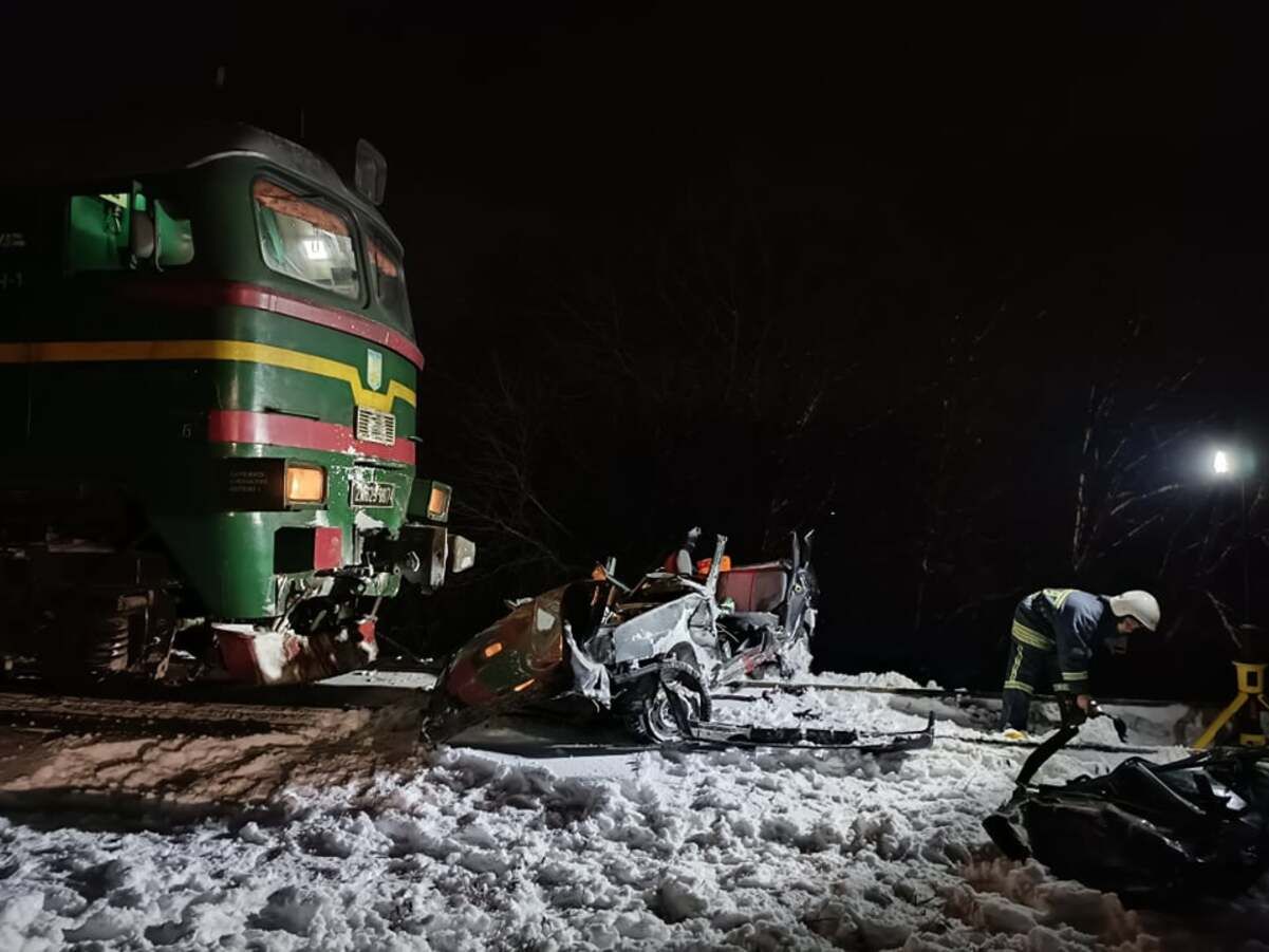 Под Франковском пассажирский поезд раздавил авто: есть жертвы