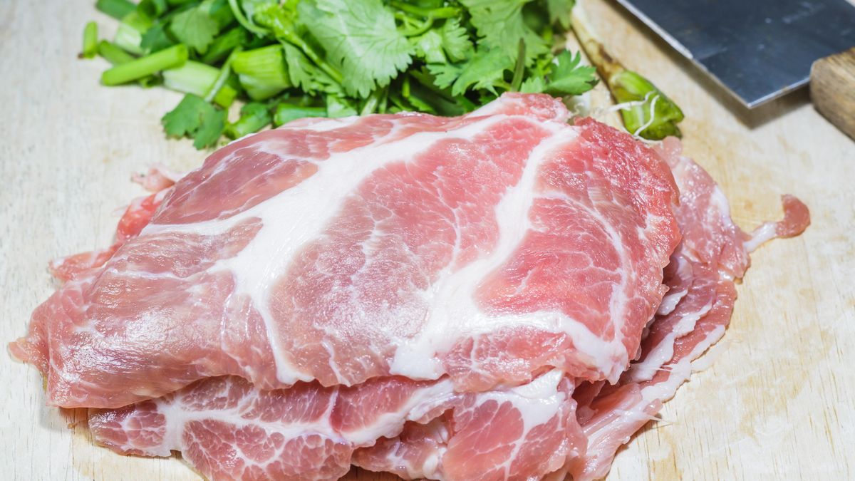 Украина скупает тысячи тонн свинины: откуда везут мясо
