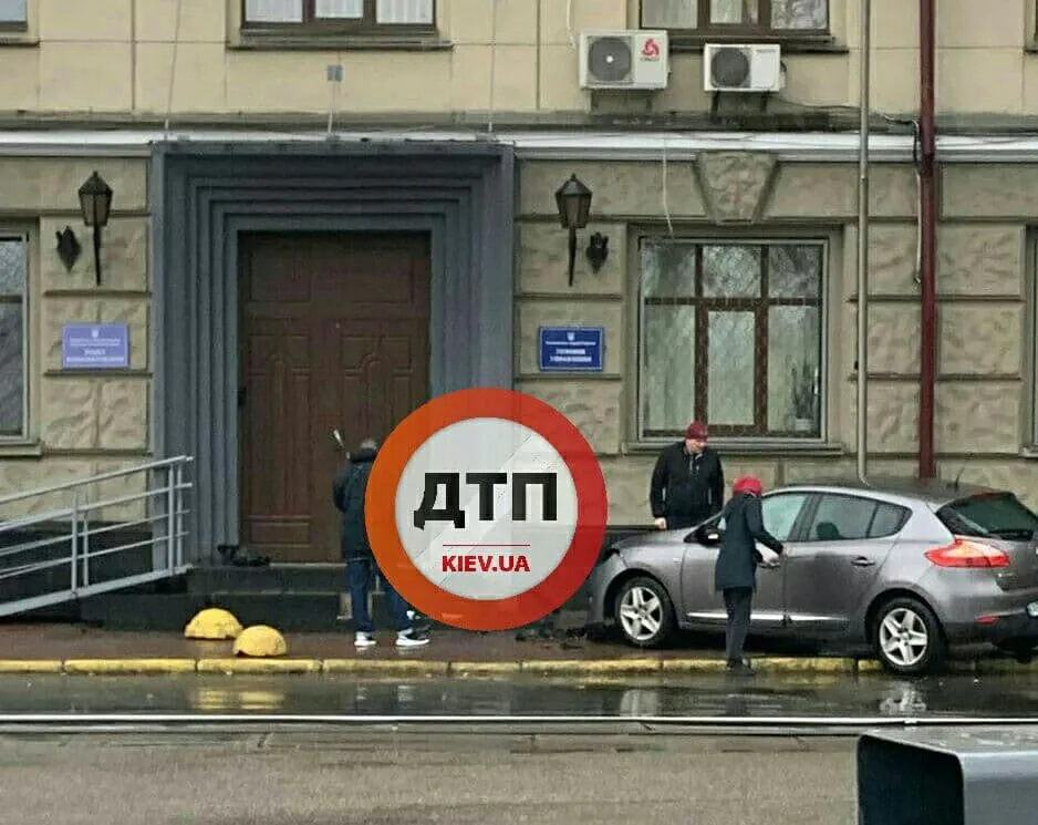 ДТП на Подолі, авто врізалося в будівлю Нацгвардії на Контрактовій площі ДТП на Подолі, авто врізалося в будівлю Нацгвардії на Контрактовій площі