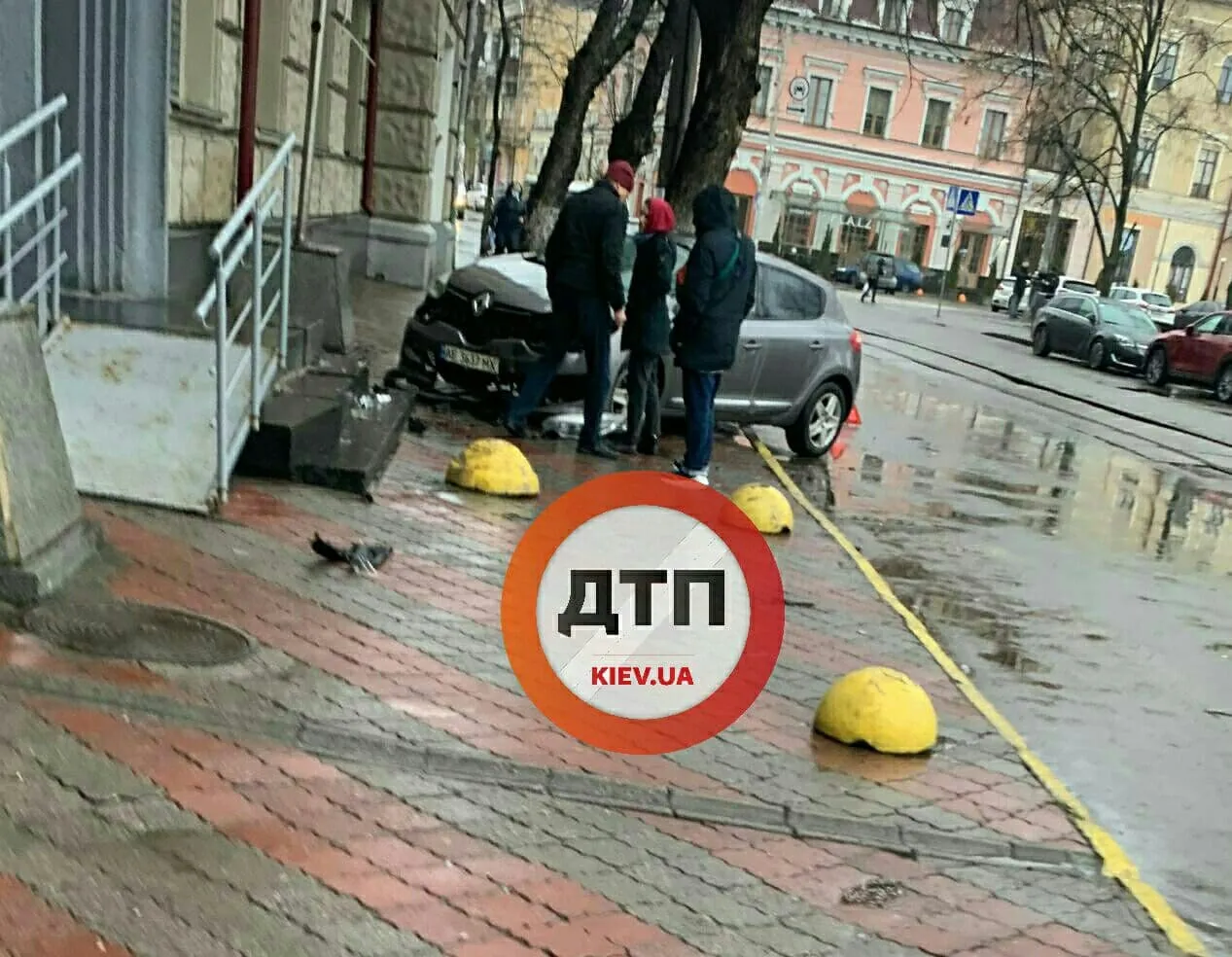 Аварія на Подолі, машина Renault в'їхала в будівлю НГУ Аварія на Подолі, машина Renault в'їхала в будівлю НГУ