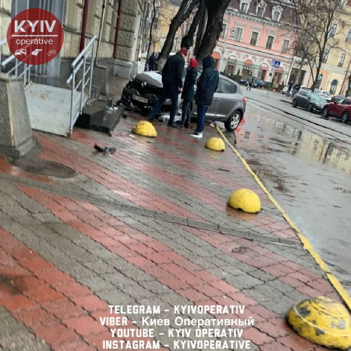 На Подоле водитель на скорости врезалась в здание Нацгвардии: фото с места аварии На Подоле водитель на скорости врезалась в здание Нацгвардии: фото с места аварии