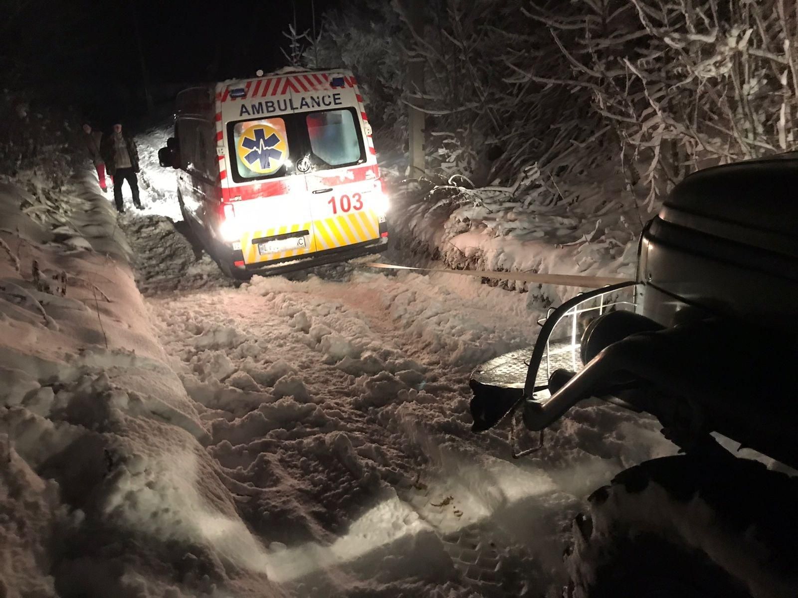 Скорая, школьный автобус и грузовики: спасатели помогают водителям, попавшим в непогоду