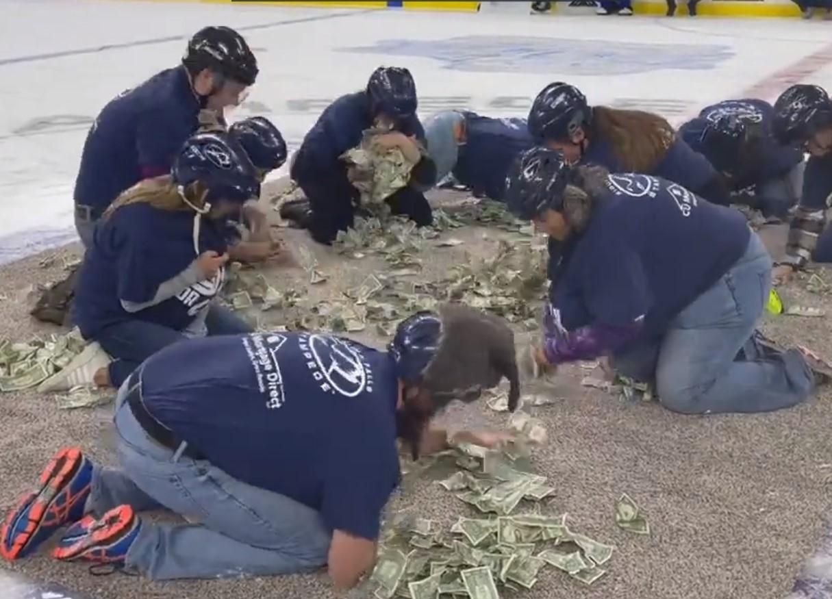 Повзали та збирали гроші: у США спалахнув скандал через незвичний конкурс для вчителів - Освіта Повзали та збирали гроші: у США спалахнув скандал через незвичний конкурс для вчителів - Освіта